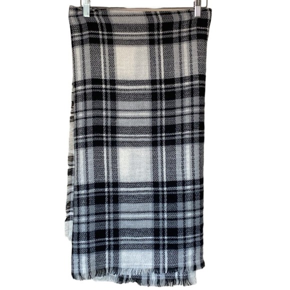 ModCloth Black & White Tartan Plaid Blanket Scarf - Picture 2 of 4